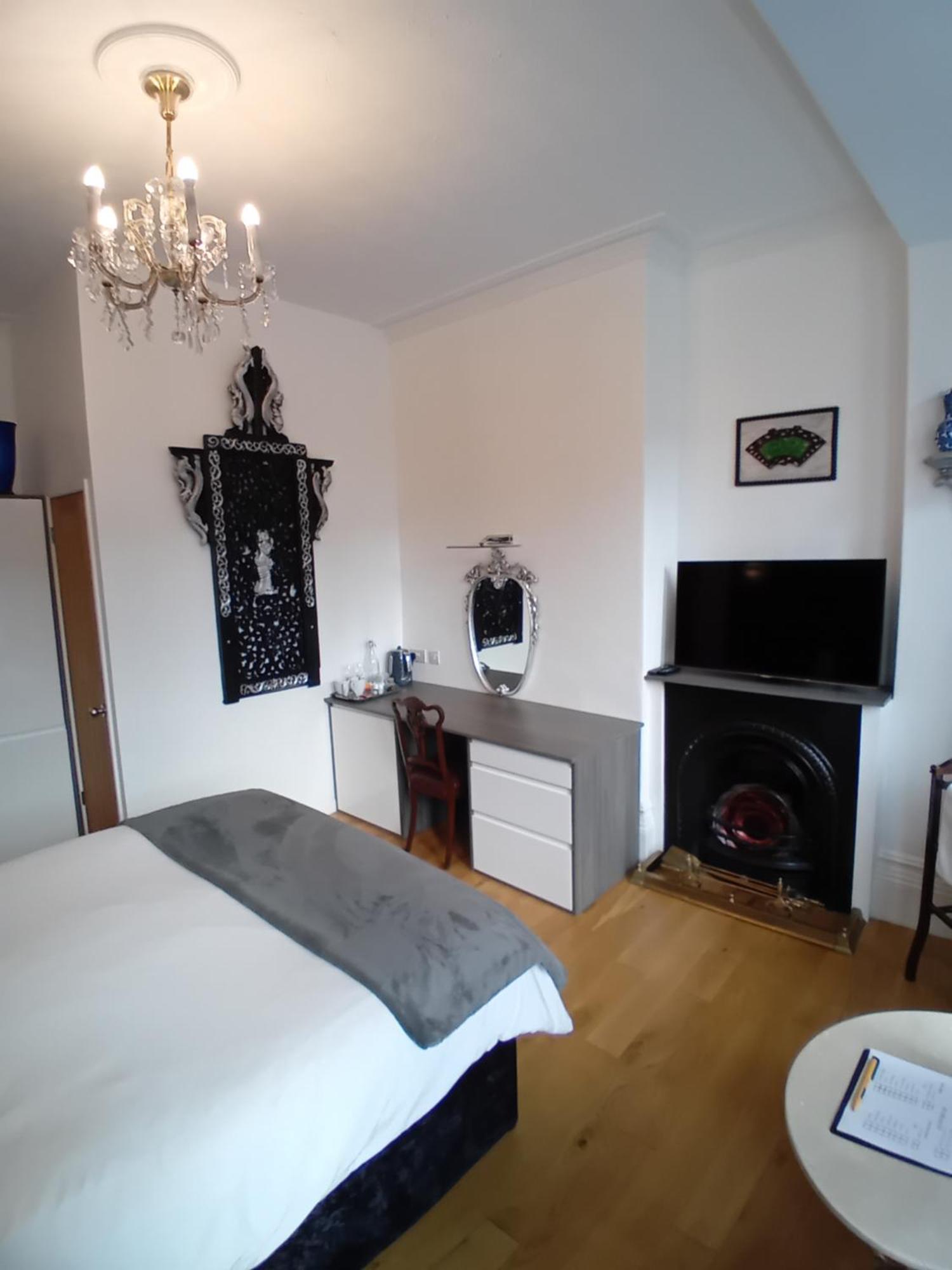 Bed and Breakfast Grosvenor House - Onsite Free Parking Ilfracombe Esterno foto